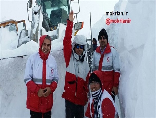 تلااش امدادگران برای نجات مسافران گرفتار در کولاک برف جاده برهان/تصاویر