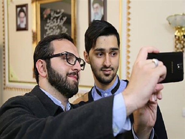 دیدار فرزند شهید همدانی با خانواده شهیدمدافع حرم تبریزی +تصاویر