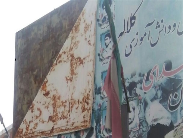 بیش از سه هفته از وضعیت نامناسب بنر شهدای دانش آموز می گذرد