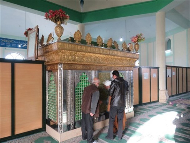 غبارروبی آستان مقدس امامزاده قاسم زرقان+تصاویر