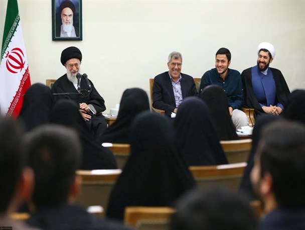 عکس نوشته/ دیدار نخبگان و دانشجویان بسیجی  با رهبر انقلاب