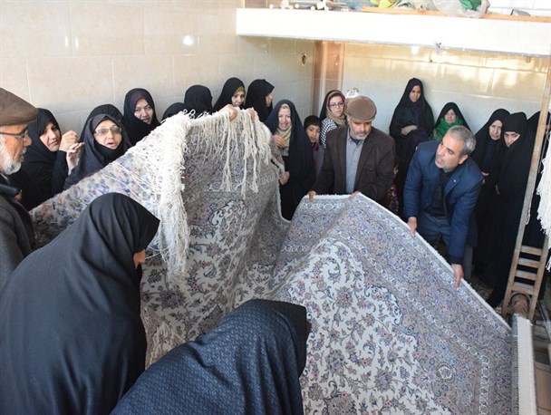 فرش دستباف بانوان محله ده آباد میبد به عتبات عالیات اهدا شد + تصاویر