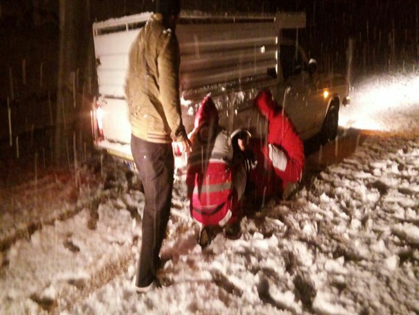 امدادرسانی به 30 خودرو گرفتار در محورهای برفی اردل