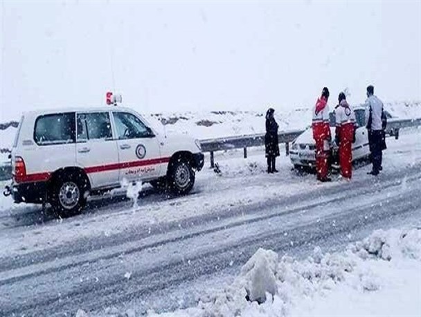 رهاسازی ۳۶ خوردو گرفتار در برف و کولاک در لرستان