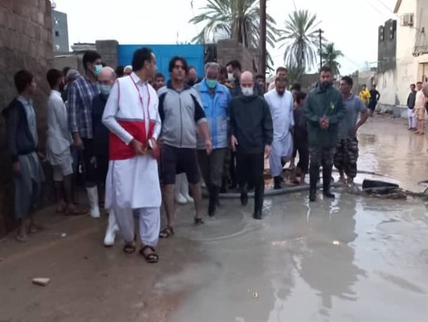 ۲ هزار خانواده در کنارک گرفتار آبگرفتگی هستند/انتقال ۱۰۰ دستگاه پمپ برای مهار سیلاب به منطقه