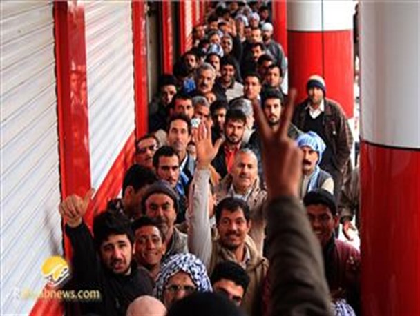 پیرمرد فریاد می زد از فقر مردم عکس می گیرید/سبدکالایی که رایگان دریافت نمی شود