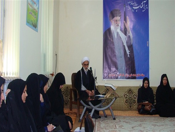 نقش زنان در پیروزی شکوهمند انقلاب اسلامی ستودنی است