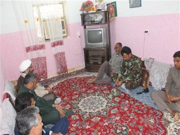 امام جمعه  حاجی آباد با خانواده معظم شهدا روستای برآفتاب دیدار کردند/دلجویی از خانواده معظم شهدا را وظیفه مسئولان در شهرستان دانست