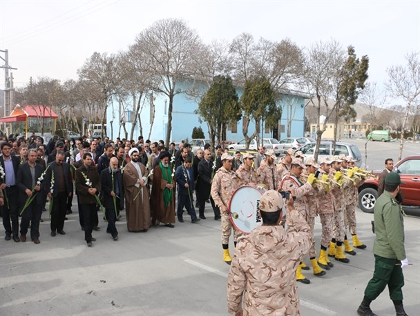 دانشگاهیان استان مرکزی مزار شهدا را گلباران کردند