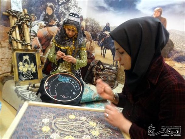 نمایشگاه صنایع دستی بانوان صحنه ای در 12 غرفه افتتاح شد