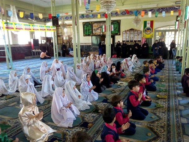 به مناسبت دهه فجر انقلاب اسلامی نماز شکر کودکان در قوچان برگزار شد