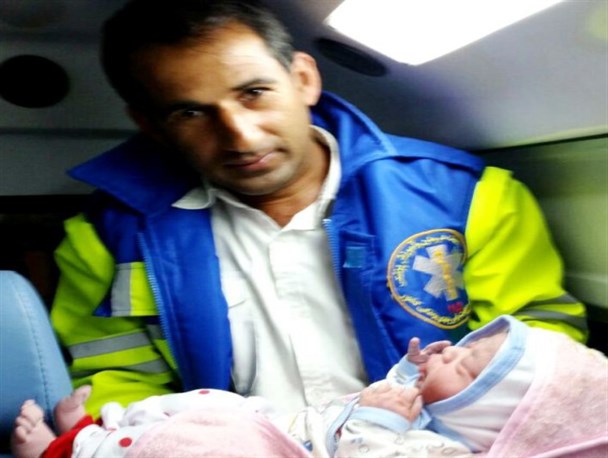 نوزاد کازرونی در آمبولانس متولد شد+ عکس