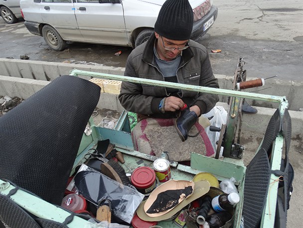 کفاشی که پانزده سال است پای ثابت ترمینال روستایی ارومیه است