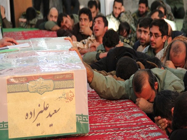 وداع همرزمان شهید "سهید علیزاده" با پیکر مطهر این مدافع حرم