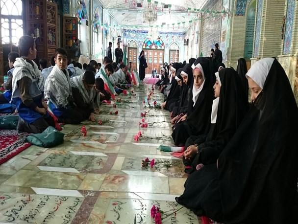 مراسم غبارروبی گلزار شهدا شهرستان سمنان با حضور دانش آموزان+ عکس