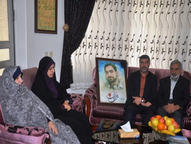 دیدار مدیرکل امور بانوان مازندران با خانواده 2 شهید بابلسری /تصاویر