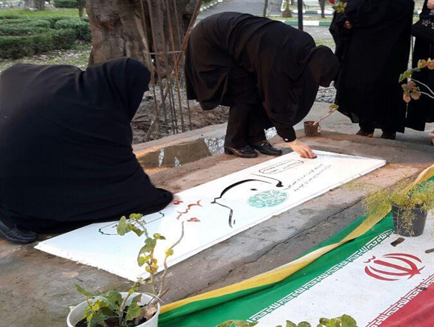 غبارروبی و گلباران گلزارشهدا از سوی بانوان آستانه اشرفیه