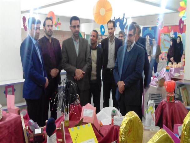 نمایشگاه دست ساز های کانون پرورش فکری کودکان استان در گرمسار