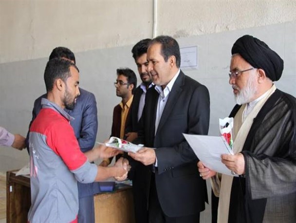 بازدید فرماندار و مدیران از واحد های تولیدی و تجلیل از کارگران و کارآفرینان نمونه رودان +تصویر