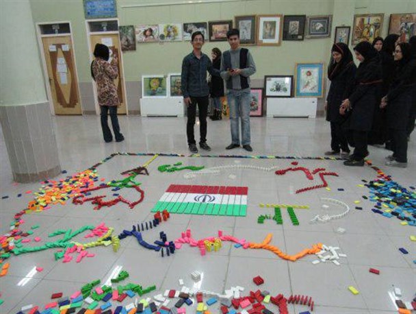 اجرای دومینوی فجر انقلاب در حاشیه یک نمایشگاه در گلپایگان