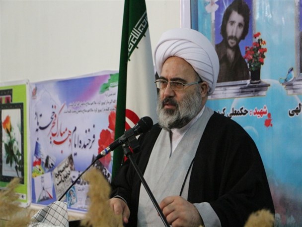 هر کس انتقاد می کند و در دفاع از آرمان ها و ولایت حرفی می زند، فورا تذکر می دهند/برای وحدت آمده ام و در مقابل منحرفان از خط امام و رهبری می ایستم