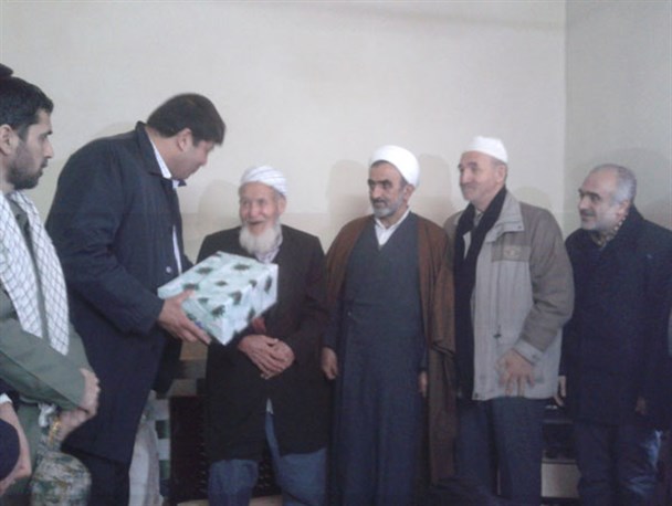 دیدار فرماندار و فرمانده سپاه ناحیه گمیشان با خانواده شهدا