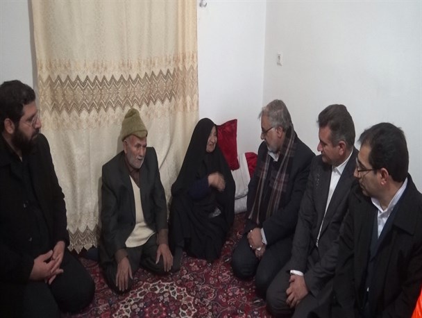 دیدار جمعی از مسئولین با خانواده شهیدحسن عباسی مود