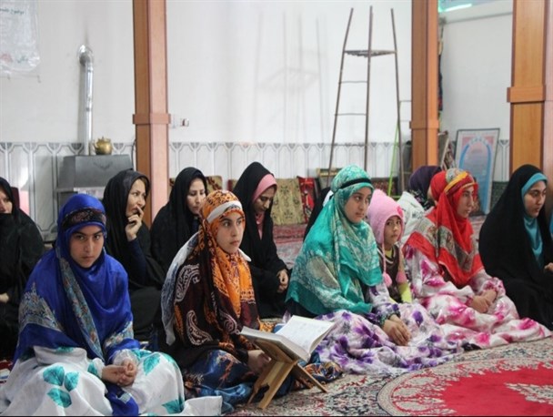 تشکیل حلقه صالحین بسیج خواهران با لباس محلی در روستای ایدر اصلاندوز+تصاویر