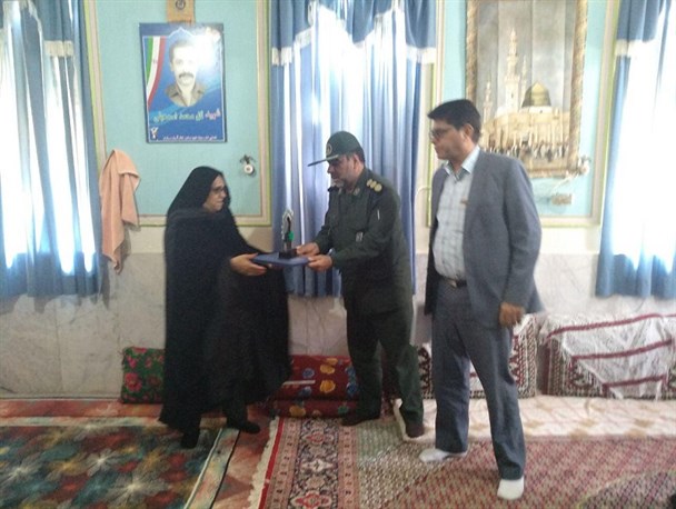 دلجویی از ۱۰۲ خانواده شهید سراوان در ایام الله دهه فجر۹۶+ تصاویر