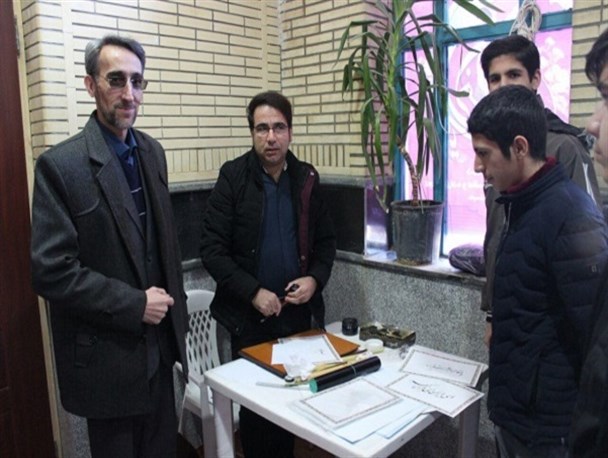 خوشنویسی صلواتی به مناسبت دهه مبارک فجر در تویسرکان