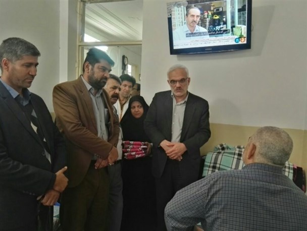 عیادت و دلجویی از سالمندان توسط مسئولان شهرستان زابل/ جوانان از وجود کهنسالان حداکثر بهره را برند