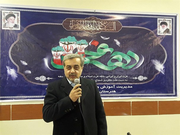 دشمن تمام توان خود را برای جدایی جوانان از انقلاب بکار بسته است