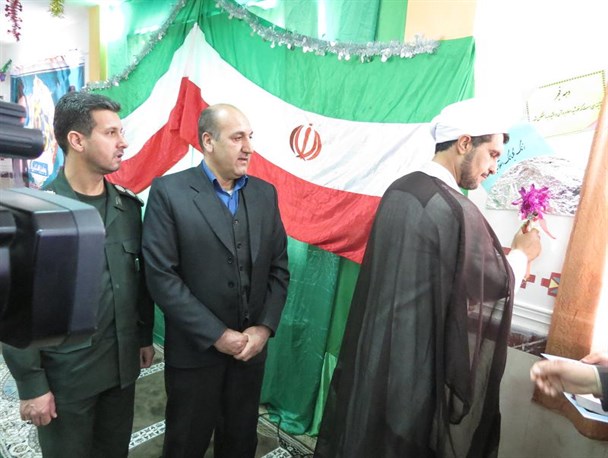 زنگ انقلاب صبح امروز  در مدارس شهرستان دهگلان نواخته شد