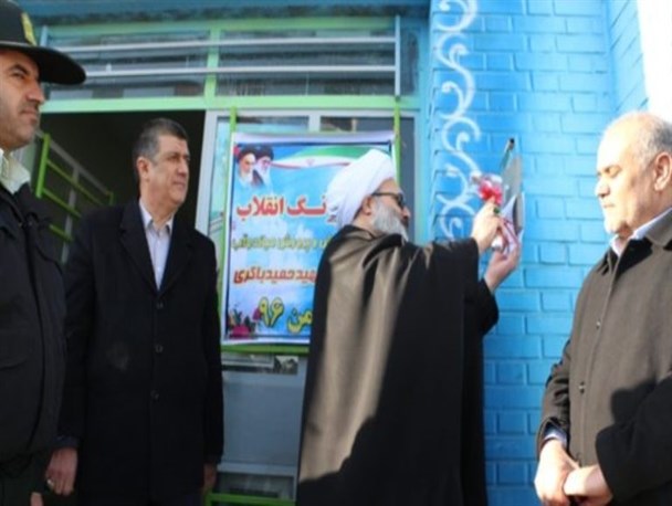 گلباران تمثال امام خمینی(ره) در میاندوآب/زنگ انقلاب در مدارس به صدا در آمد+ تصاویر