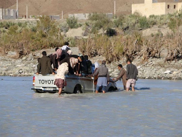 گوشه ای از مشکلات تردد مردم بشاگرد، در روز های پس از سیل