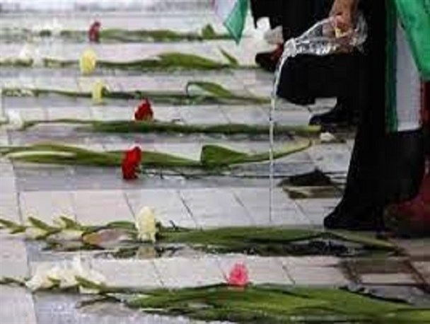 گلزار شهدای لرستان غبار روبی و عطر افشانی شد