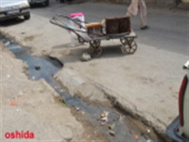 عرض تنگ و ناهماهنگ یکی از پر تردترین کوچه ها در جوار مصلی شهر زابل و نارضایتی های شهروندان از عدم توجه به مشکلات