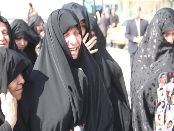 ۲۸ سال بی خبری مادر/تصاویری از لحظات ناب عشق بازی مادر با فرزند شهیدش