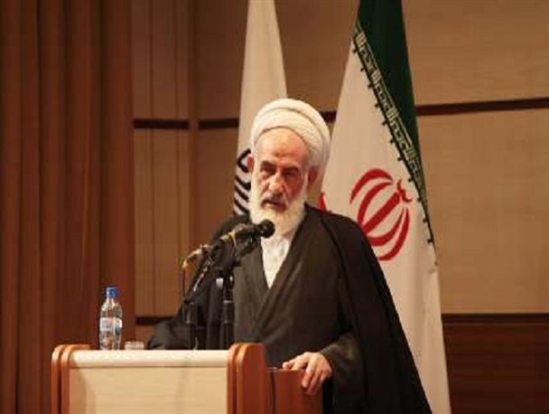 حق نداریم وضع موجود جبهه و جنگ را از شهدا دور کنیم / شهیدان در روز قیامت لقاء شفاعت بر شانه دارند