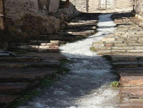 خانه‌تکانی در کوچه‌های روستای تاریخی کنگ
