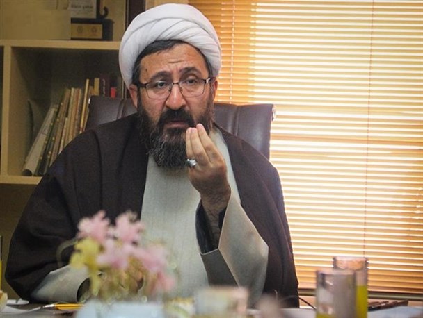 کسانی که به دنبال مطرح کردن مطرودین نظام و انقلاب هستند عذرخواهی کنند