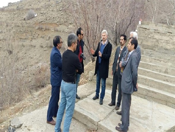 طرح سرشاخه زنی درختان گردو در تویسرکان به شکل گسترده اجرا می شود/سرشاخه زنی آغازگر حرکتی بزرگ برای اصلاح ساختار باغات گردو+تصاویر