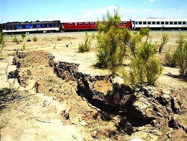 خطر فرونشست زمین، راه آهن سمنان را تهدید می کند