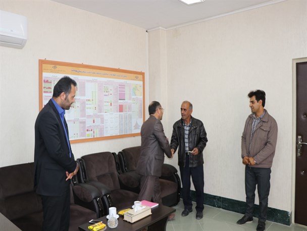 از دو نفر پرسنل شبکه بهداشت تنگستان تقدیر شد+ عکس