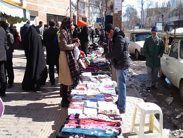 پیاده‌رو؛ محل عبور شهروندان است یا محل کسب دست‌فروشان و نمایشگا‌ه‌دارها؟!