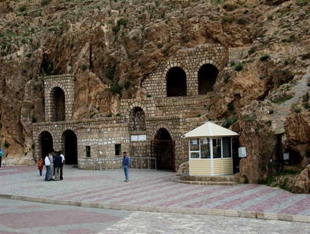 مشکلات شهرگرماب وغارکتله خورازنگاه توریست ها ومسافران نوروزی