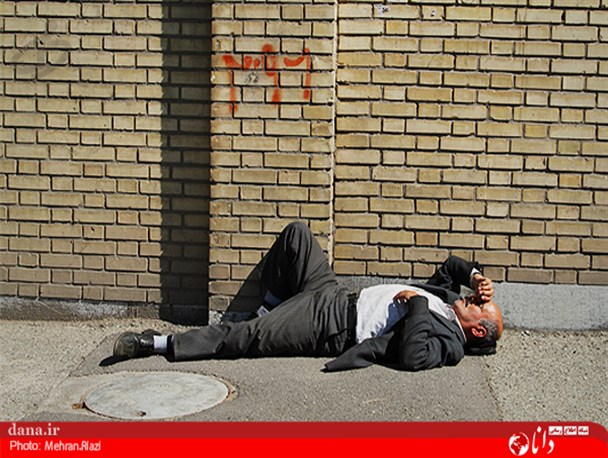 عکس خبری/آفتاب گرفتن عجیب مرد تهرانی!