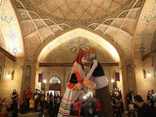 گام اول اقتصاد مقاومتی به همراه رقص عروسک‌ها با آهنگ بندری