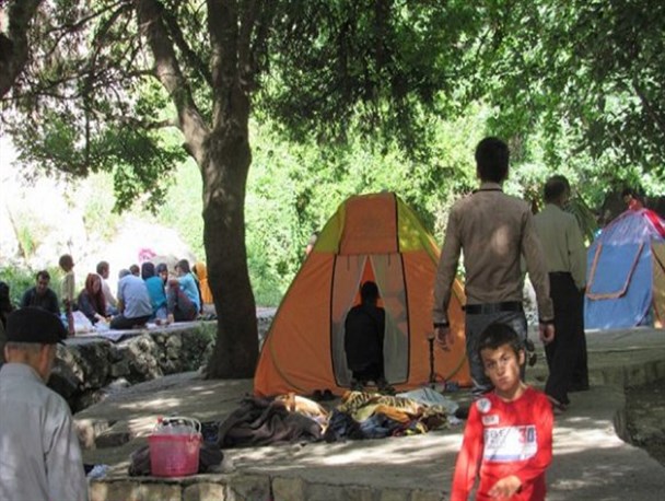 استقبال چشمگیر مسافران نوروزی از چشمه بلقیس چرام/گزارش تصویری