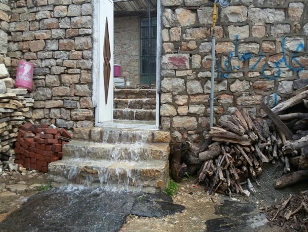 چشمه ای از یک خانه ی روستایی در شهرستان سروآباد جوشید+فیلم